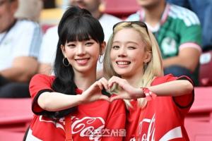Kpop女团Aespa两名成员现身墨西哥,现场为韩国加油!